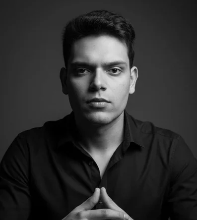 Retrato em preto e branco de quem fundou a DanTech, olhando para a câmera.