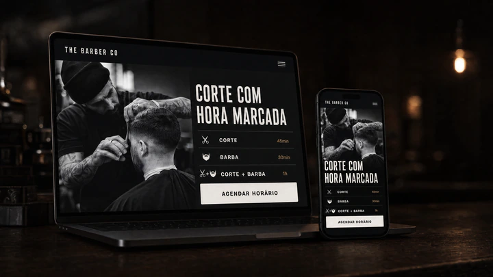 Notebook e celular exibindo o site de uma barbearia: fotografia em preto e branco de um corte em andamento, título em caixa alta, lista de serviços com duração e um botão de agendar horário.